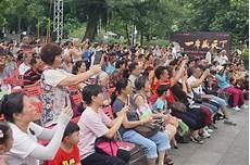 热闹场面的四字成语